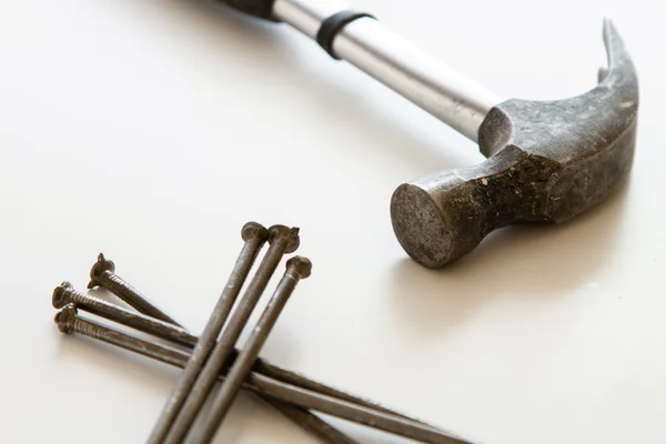 Hammer und Nägel — Stockfoto