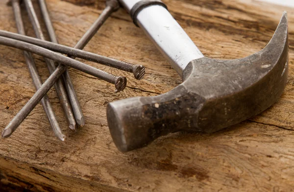 Stapel van nagels met oude hamer — Stockfoto