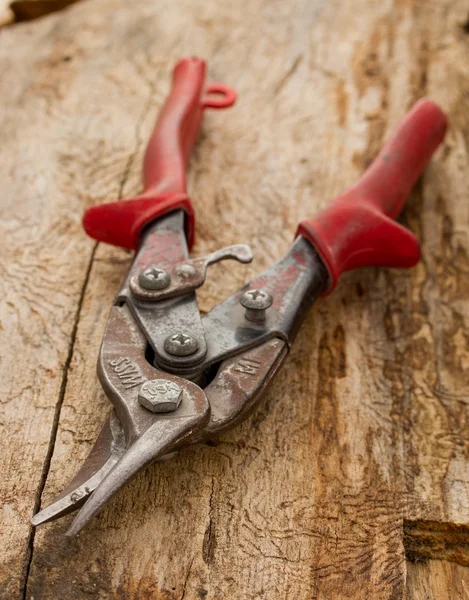 Tesouras velhas para cortar chapa metálica — Fotografia de Stock