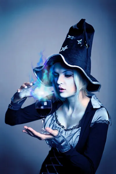 Hexe mit einem Zaubertrank Stockbild