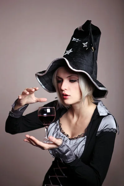 Hexe mit einem Zaubertrank — Stockfoto