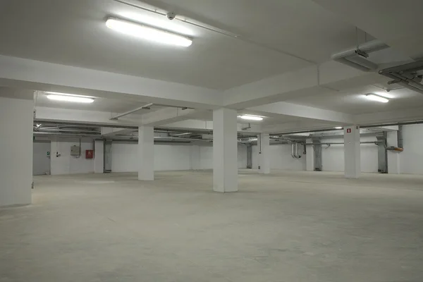 Подземная пустая парковка — стоковое фото