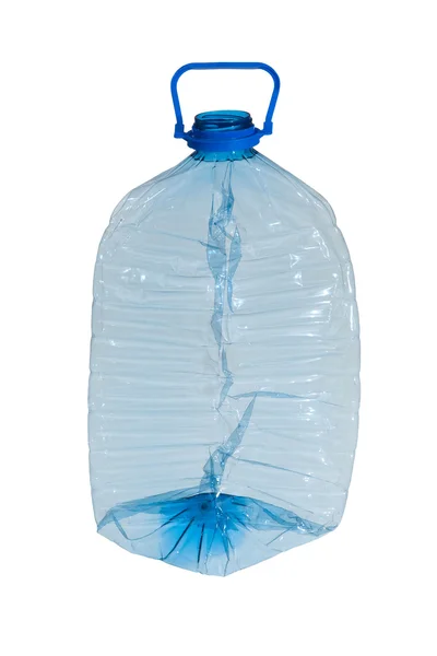 Дробленая голубая пластиковая бутылка на белом фоне — стоковое фото