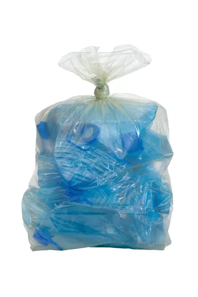 화이트에 짓 눌린된 파란색 플라스틱 병 컷아웃와 비닐 봉투 스톡 사진