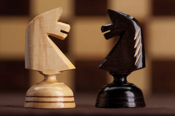 체스판 배경에 2 명의 기사 — 스톡 사진