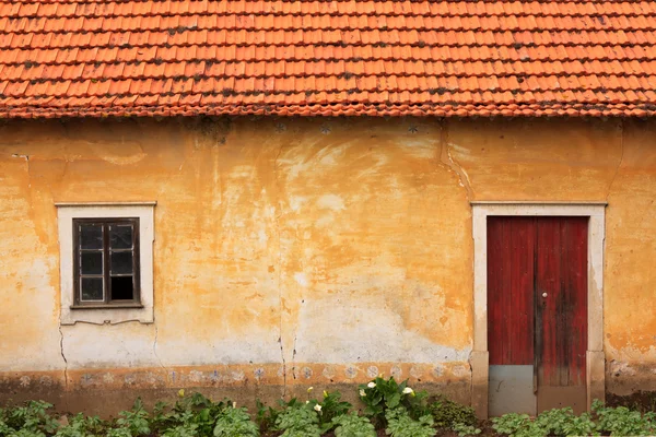 Orangefarbenes altes Haus — Stockfoto