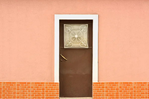 빨간 금속 문 — 스톡 사진