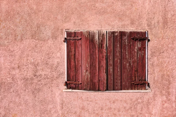 Oude rode venster — Stockfoto