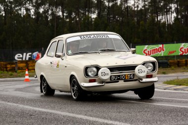 Leiria, Portekiz - 20 Nisan: joao sobral, ralli verde pino 2012, leiria, Portekiz 20 Nisan 2012 tarihinde bir gün boyunca bir ford MKI sürücüler.