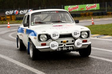 Leiria, Portekiz - 20 Nisan: rui ribeiro leiria, Portekiz 20 Nisan 2012 rally verde pino 2012, bir gün boyunca bir ford MKI coupe sürücüler.