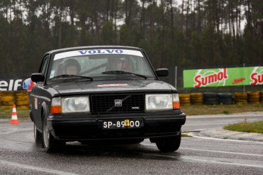 Leiria, Portekiz - 20 Nisan: leiria, Portekiz 20 Nisan 2012 yılında manuel baptista sürücüler ralli verde pino 2012, bir gün boyunca bir volvo 244.