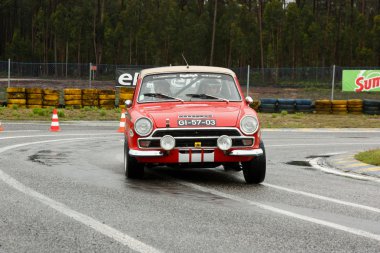 Leiria, Portekiz - 20 Nisan: carlos marouco ralli verde pino 2012, leiria, Portekiz 20 Nisan 2012 tarihinde bir gün boyunca bir ford cortina gt sürücüler.