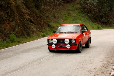 Leiria, Portekiz - 20 Nisan: goncalo figueiroa ralli verde pino 2012, leiria, Portekiz 20 Nisan 2012 tarihinde bir gün boyunca bir ford MKII sürücüler.