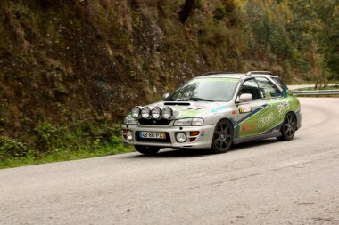 Leiria, Portekiz - 20 Nisan: hugo resende leiria, Portekiz 20 Nisan 2012 rally verde pino 2012, bir gün boyunca bir subaru impenza sürücüler.