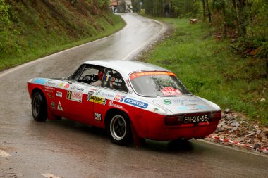 Leiria, Portekiz - 21 Nisan: adalberto melim ralli verde pino 2012, leiria, Portekiz 21 Nisan 2012 tarihinde yapılan ikinci gün sırasında alfa romeo 2000 gt sürücüler.