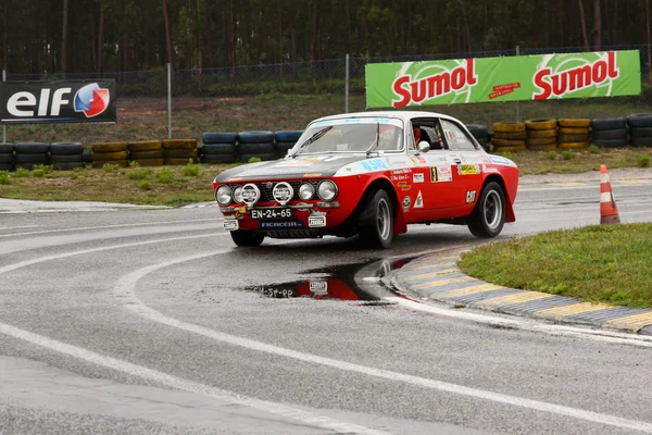 LEIRIA, PORTUGAL - APRIL 20: Adalberto Melim drives a Alfa Romeo 2000 GT during Day One of Rally Verde Pino 2012, in Leiria, Portugal on April 20, 2012. — Stock Photo, Image