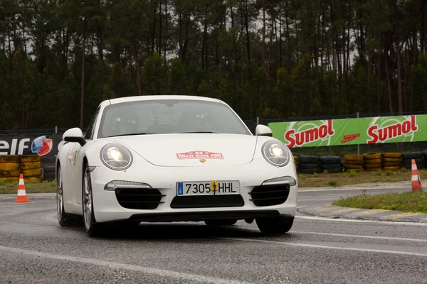 LEIRIA, PORTUGAL - 20 апреля: Бруно Сильва водит Porsche 911 S в первый день Ралли Верде Пино 2012, в Лейрии, Португалия, 20 апреля 2012 года . — стоковое фото