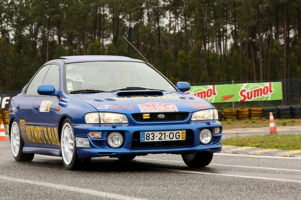 LEÍRIA, PORTUGAL - 20 DE ABRIL: João José Mendes conduz um Subaru Imprenza durante o primeiro dia de Rally Verde Pino 2012, em Leiria, Portugal, a 20 de Abril de 2012 . — Fotografia de Stock