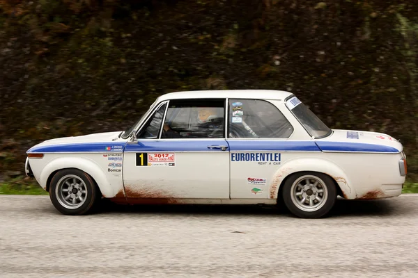 LEIRIA, PORTUGAL - 20 DE ABRIL: José Grosso conduz um BMW 2002 durante o primeiro dia de Rally Verde Pino 2012, em Leiria, Portugal, a 20 de Abril de 2012 . — Fotografia de Stock