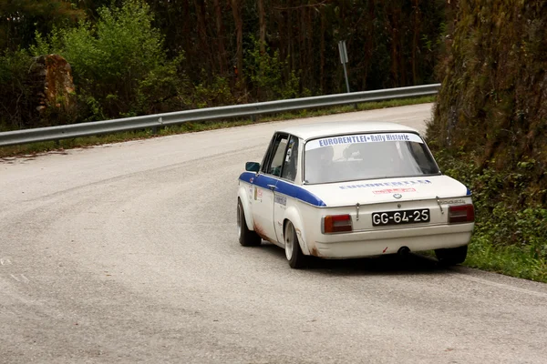 LEIRIA, PORTUGAL - APRIL 20: José Grosso drives a BMW 2002 during Day One of Rally Verde Pino 2012, in Leiria, Portugal on April 20, 2012. — 图库照片