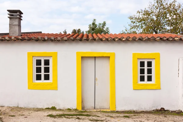 Bílý a žlutý dům fasáda — Stock fotografie