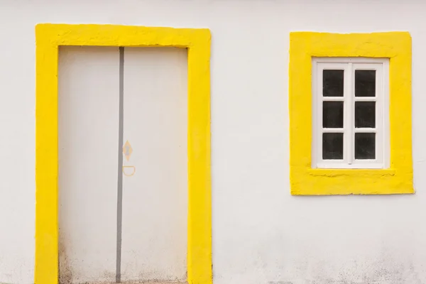 Witte en gele huis gevel — Stockfoto