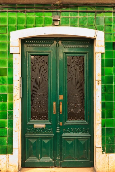 Zelené staré dveře — Stock fotografie