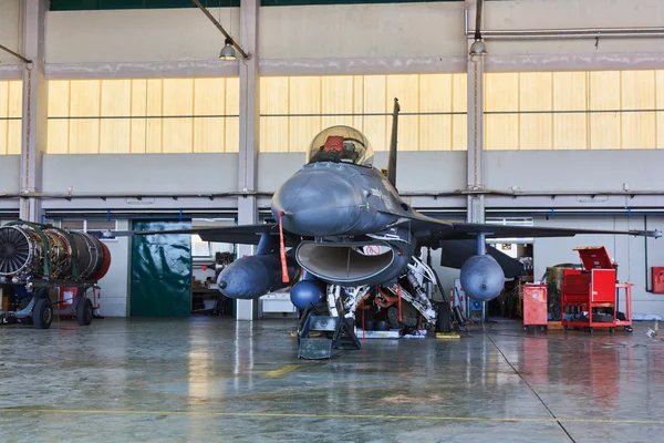 MONTE REAL, PORTUGAL-ABRIL 7: F-16 Português no hangar para manutenção em — Fotografia de Stock