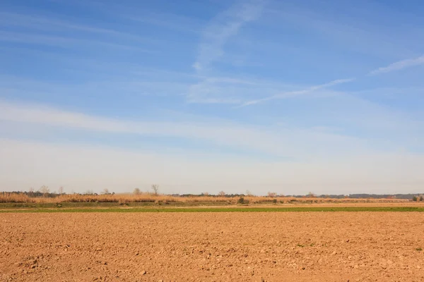 Blauwe hemel over droge vlakte veld op portugal — Stockfoto
