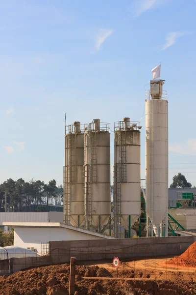 Um grupo de silos de processamento de uma fábrica de concreto — Fotografia de Stock