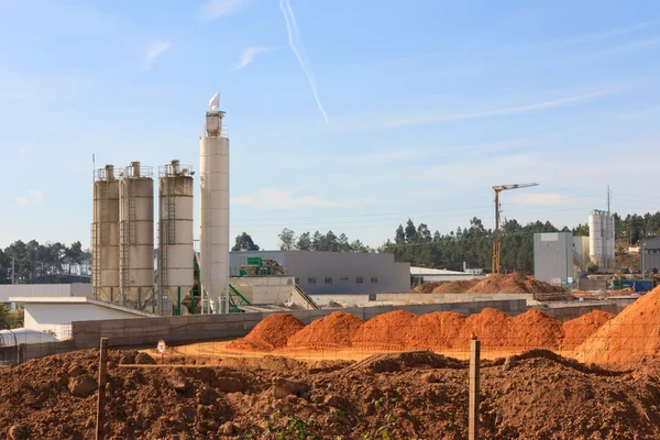 Um grupo de silos de processamento de uma fábrica de concreto — Fotografia de Stock