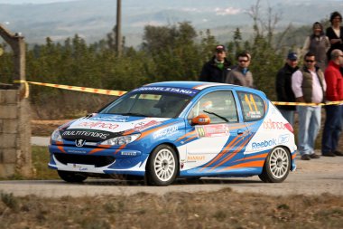 Castelo branco, Portekiz - 10 Mart: pedro yüzgeçler götürmek castelo Branco, Portekiz 10 Mart 2012 tarihinde Açık Golf Şampiyonası üzerinde entegre bir peugeot 206 GTI sırasında ralli castelo branco 2012,.