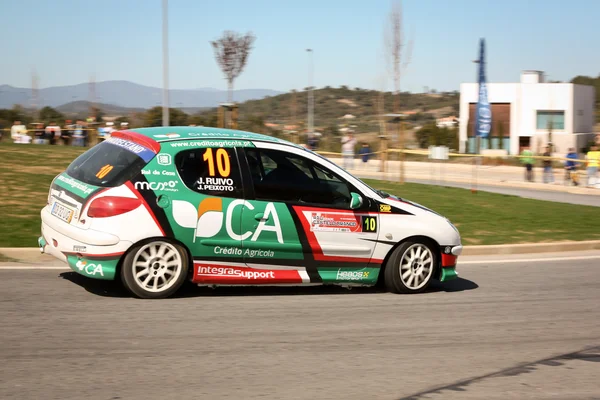 CASTELO BRANCO, PORTUGAL - MARCH 10: João Ruivo drives a Peugeot 206 GTI during Rally Castelo Branco 2012, integrated on Open Championship in Castelo Branco, Portugal on March 10, 2012. — 图库照片