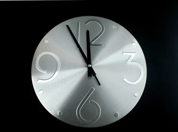 Silberne Uhr auf schwarzem Hintergrund — Stockfoto