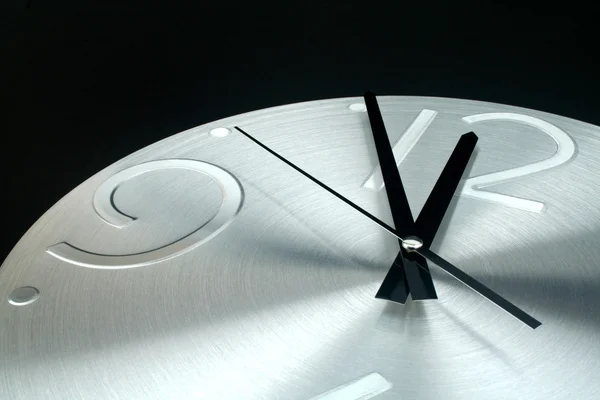 Srebrny zegar na czarnym tle — Zdjęcie stockowe