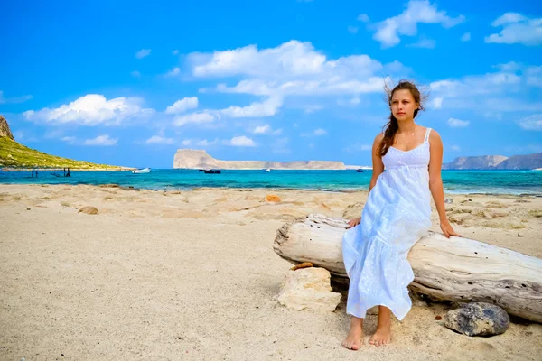 La muchacha en la playa, el horizonte —  Fotos de Stock