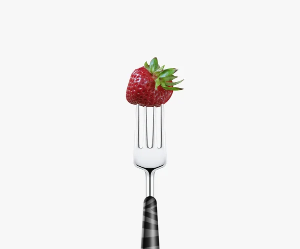 Fresa perforada por tenedor, aislada sobre fondo blanco — Foto de Stock