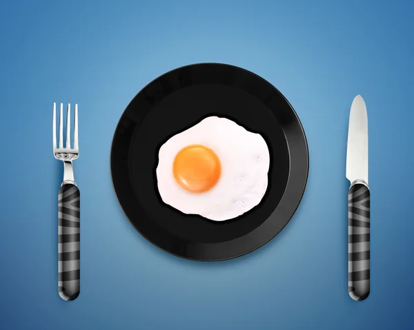 Жареные яйца на тарелке — стоковое фото