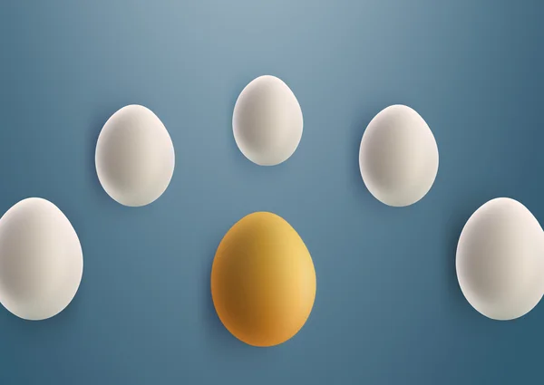 Unikatowe złote jajko między białych jaj — Zdjęcie stockowe