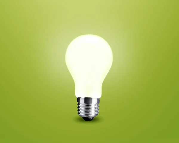 在绿色背景上的发光灯泡想法。 — 图库照片