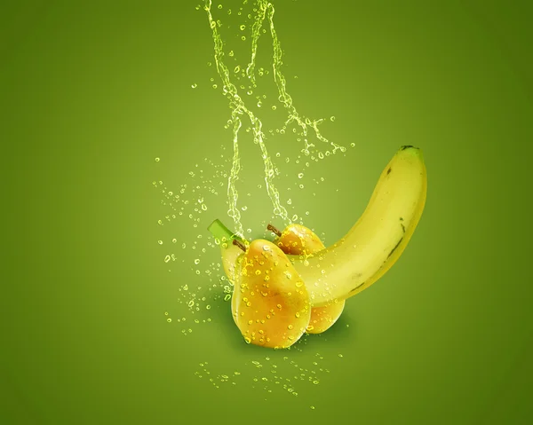 Banana e pêra frescas — Fotografia de Stock
