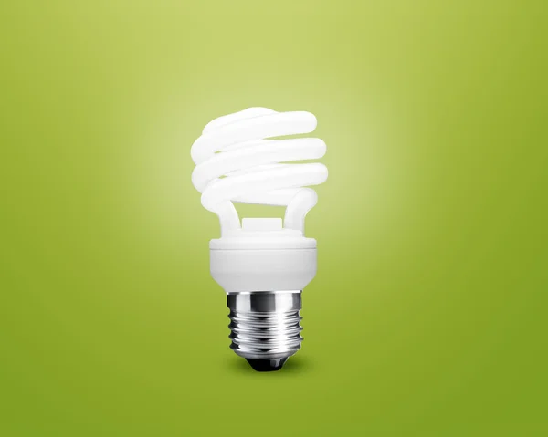 Светящаяся идея лампочки на зеленом фоне — стоковое фото