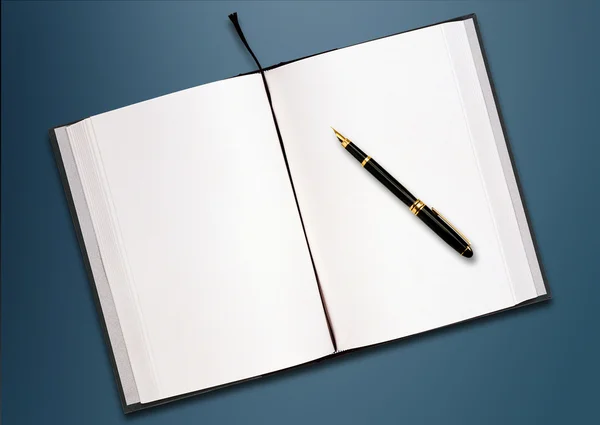 Una penna e carta bianca sul tavolo — Foto Stock