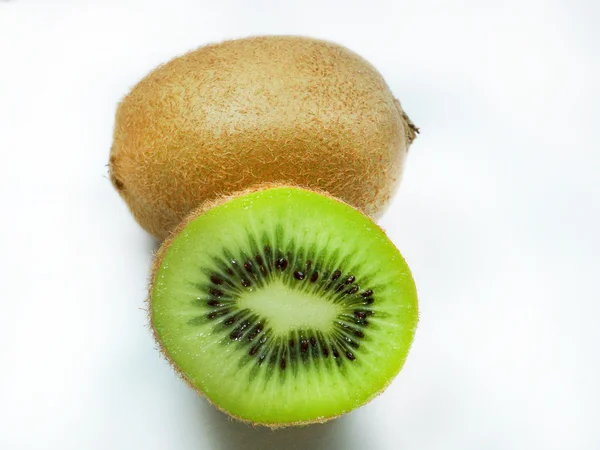 Kiwi frutas no fundo branco — Fotografia de Stock