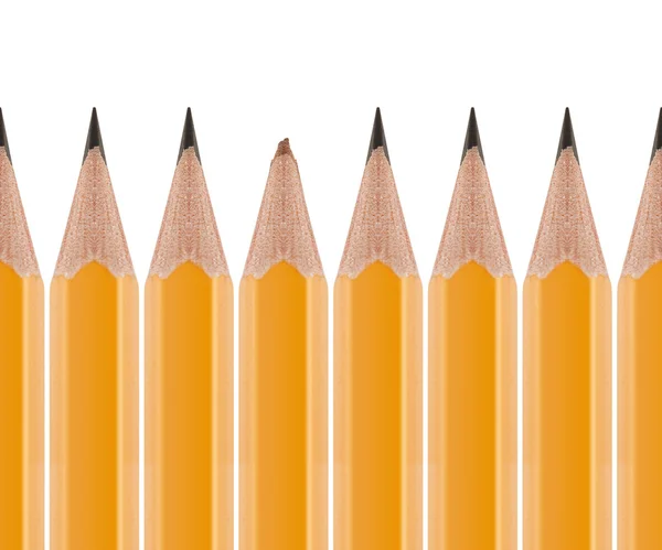 Сломанный карандаш и острые карандаши — стоковое фото