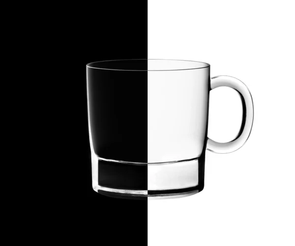Čaj brýle v podsvícení na černé a bílé — Stock fotografie