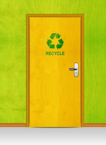 Holztür mit Recyclingschild — Stockfoto