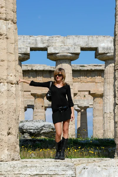 Hermosa chica en los templos de Paestum —  Fotos de Stock