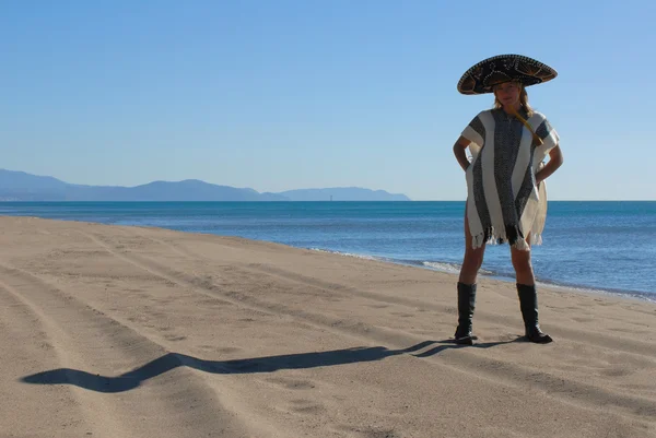 Chica mexicana en la playa con poncho y sombrero — Foto de Stock
