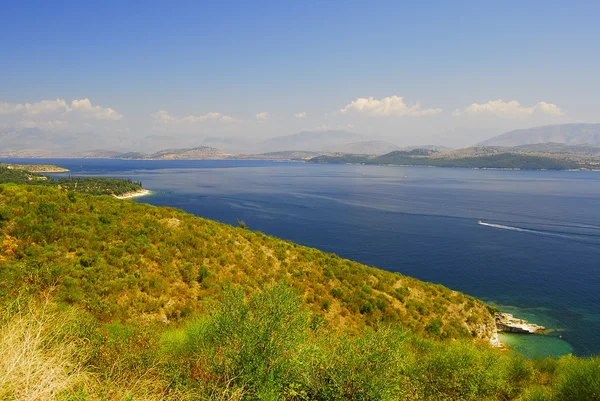 Керкира, Корфалия, пляжный пейзаж с побережьем Албании — стоковое фото